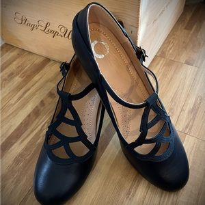 Journee navy blue pumps